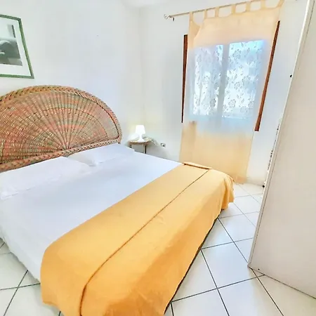 6 Beds In Marinella With Sea View 아파트 *